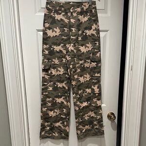 Pink Lily small camo cargo pants. Great condition